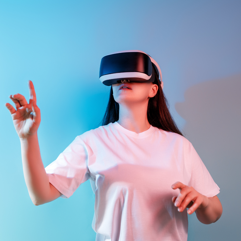 Chica usando gafas de realidad virtual